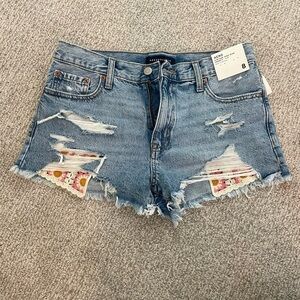Aeropostale shorts with flower detail